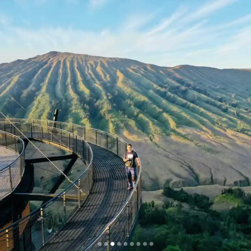 hillside cafe bromo