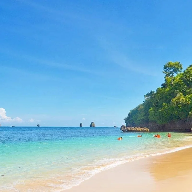 Pantai Tiga Warna