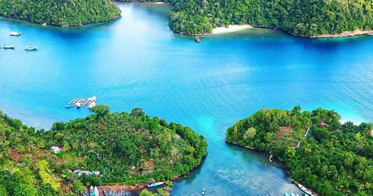 pantai tiga warna malang