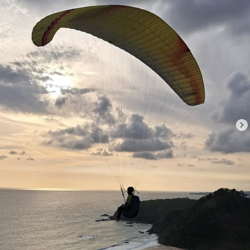 paralayang pantai modangan