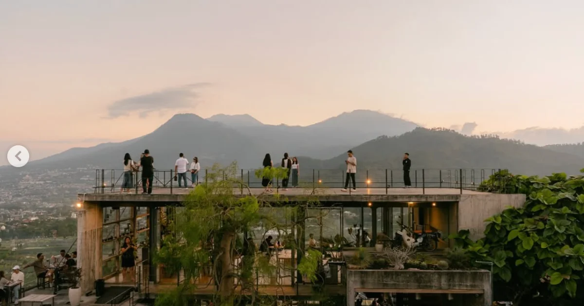 Cafe di Batu dengan View Pegunungan