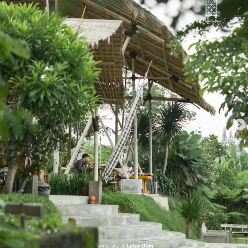 cafe bernuansa bali di batu